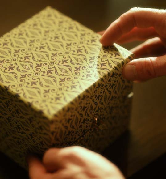 Imballo a mano delle decorazioni