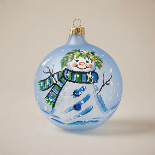 Palla di Natale Ø 10 cm dipinta a mano: pupazzo di neve con sciarpa a righe su fondo azzurro
