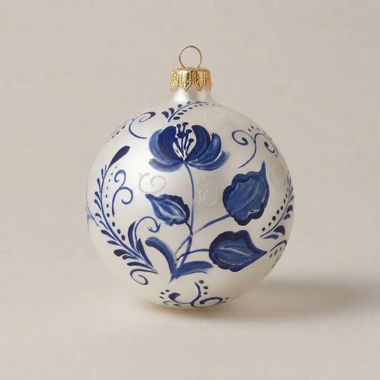 Palla di Natale dipinta a mano: stile maiolica, fiore e foglie blu su fondo bianco