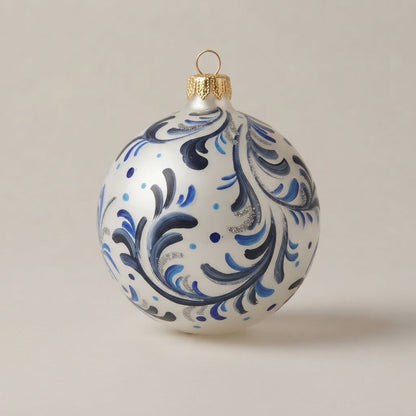 Palla di Natale dipinta a mano: stile maiolica, volute blu su fondo bianco