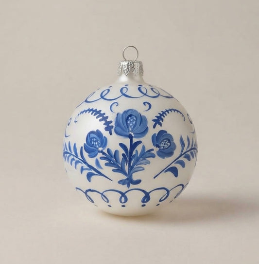 Palla di Natale dipinta a mano: stile maiolica, rose blu su fondo bianco