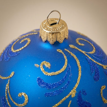 Dettaglio del decoro dipinto a pennello: arabesque oro su fondo blu
