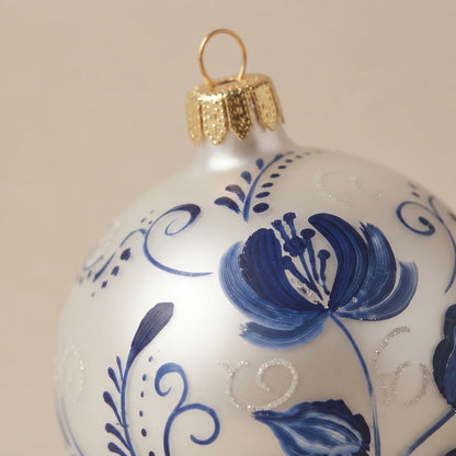 Dettaglio del decoro dipinto a pennello: stile maiolica, fiore e foglie blu su fondo bianco