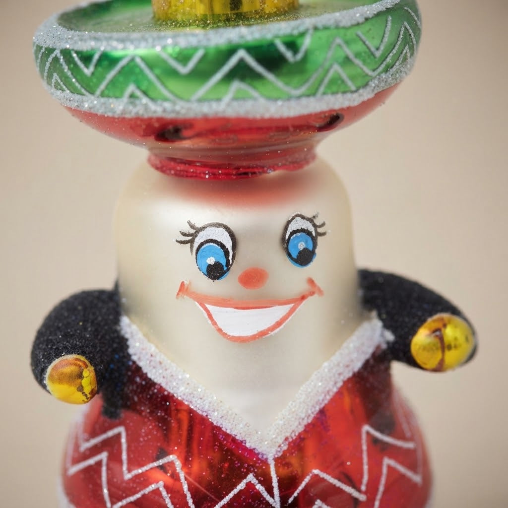 Personaggio con sombrero, decorazione di Natale dipinta a mano: dettaglio della decorazione