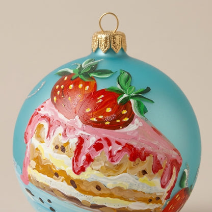 Dettaglio del decoro dipinto a pennello: fetta di torta alle fragole su fondo turchese