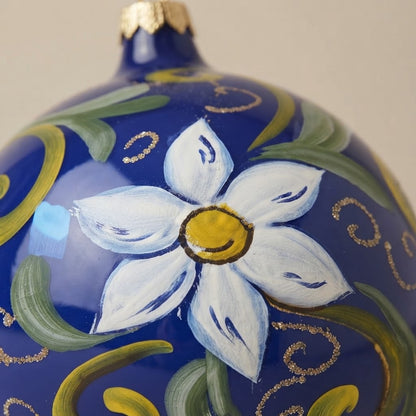 Dettaglio del decoro dipinto a pennello: stile maiolica, fiore bianco su fondo blu