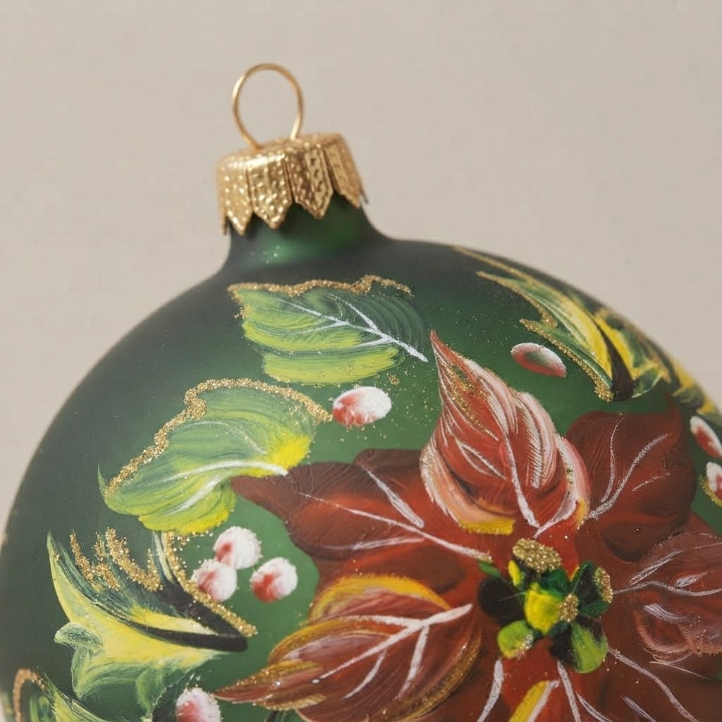 Dettaglio del decoro dipinto a pennello: stella di Natale rossa su fondo verde