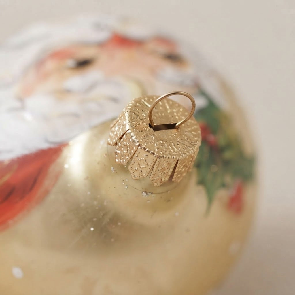 Lato e retro della palla di Natale in vetro soffiato