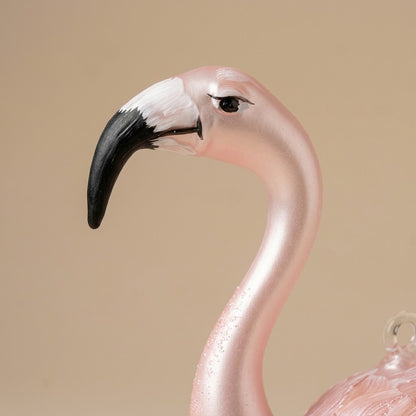 Fenicottero rosa, decorazione di Natale dipinta a mano: dettaglio della decorazione