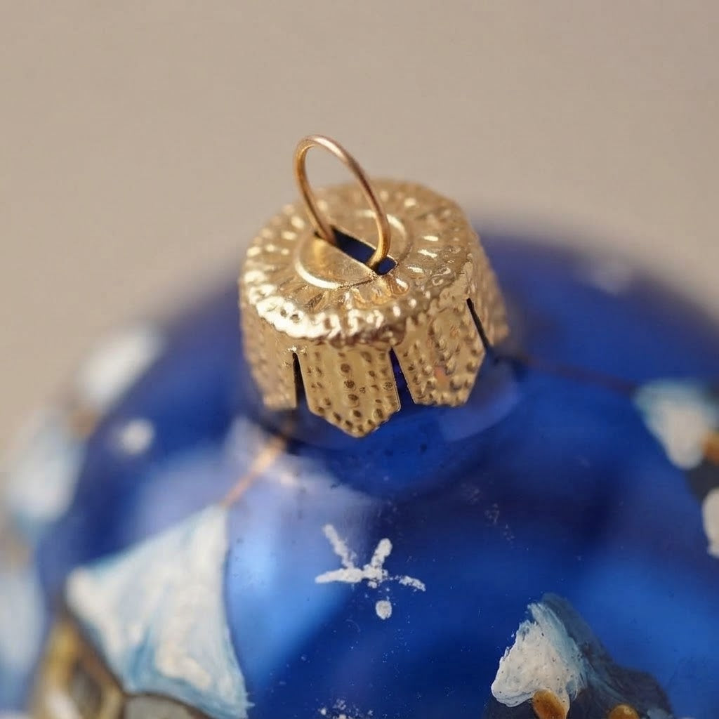 Lato e retro della palla di Natale in vetro soffiato