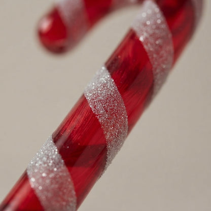 Dettaglio della spirale in glitter bianco sul vetro rosso