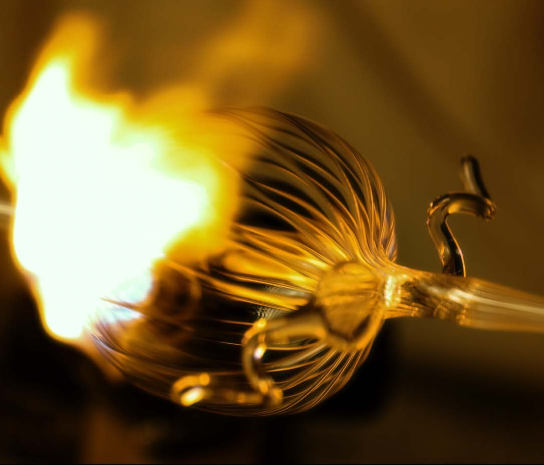Vetro scaldato alla fiamma nel laboratorio di Bellagio