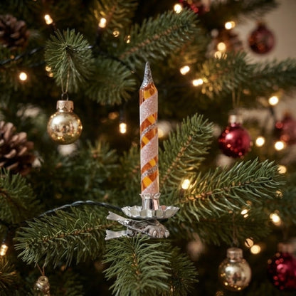 Candelina ambra e rosa agganciata ai rami dell'albero di Natale