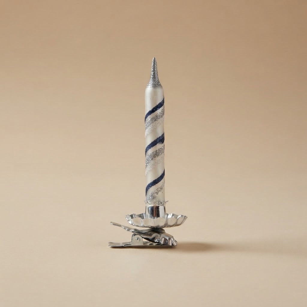 Candelina di Natale bianca con spirale in glitter blu e argento su clip