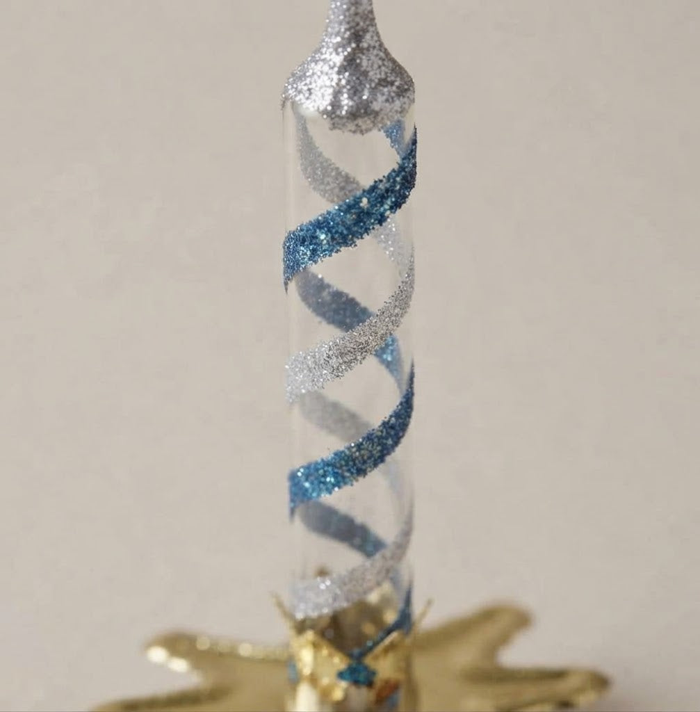 Dettaglio della spirale in glitter azzurro e argento