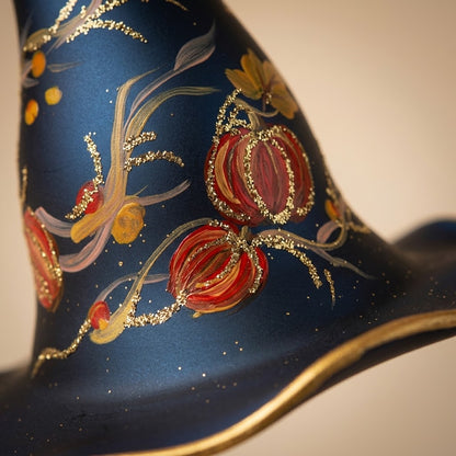 Close-up of the gold-edged brim and autumn decoration