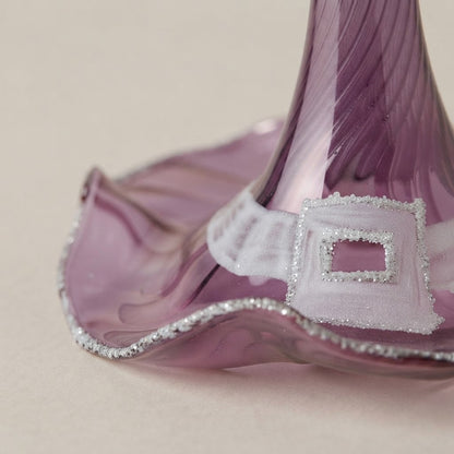 Dettaglio della fibbia bianca e del bordo in glitter argento del cappello da strega viola