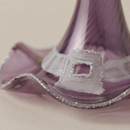 Primo piano del nastro bianco e della falda ondulata del cappello da strega viola