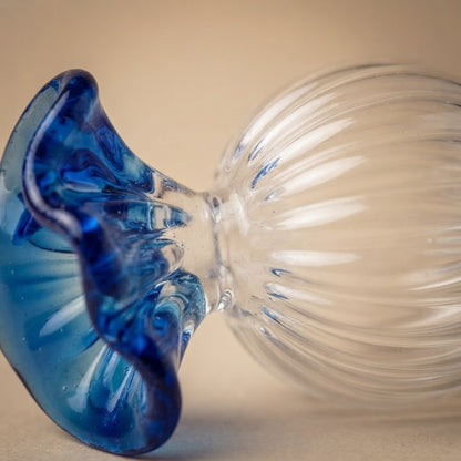 Dettaglio dell'incarto in vetro blu arricciato