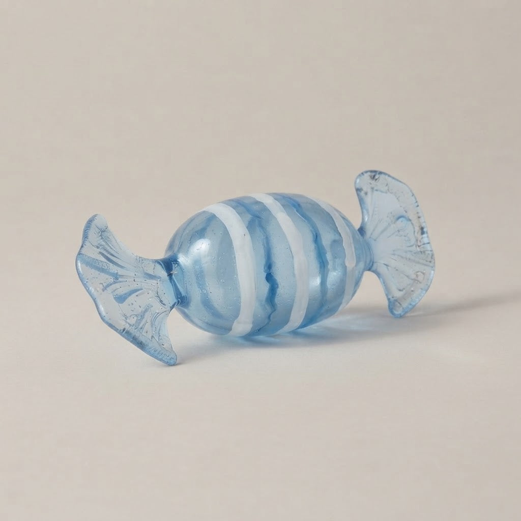 Caramella a righe azzurre vista di tre quarti
