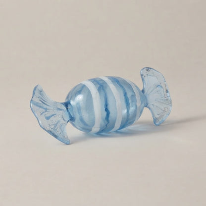 Caramella a righe azzurre vista di tre quarti