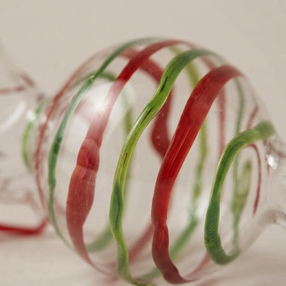 Dettaglio delle righe in vetro rosso e verde