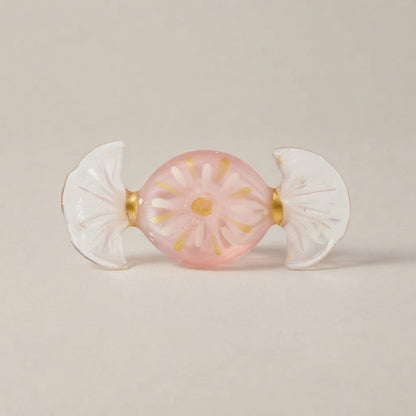 Caramella in vetro rosa con fiore bianco e oro dipinto a mano