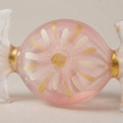 Dettaglio del fiore dipinto con cuore in glitter oro