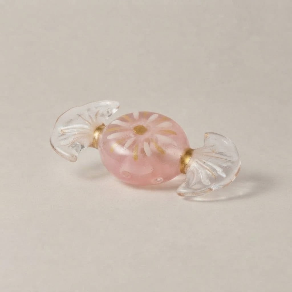Caramella rosa con fiore vista di tre quarti