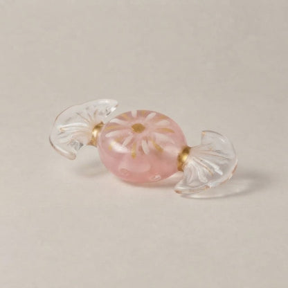 Caramella rosa con fiore vista di tre quarti