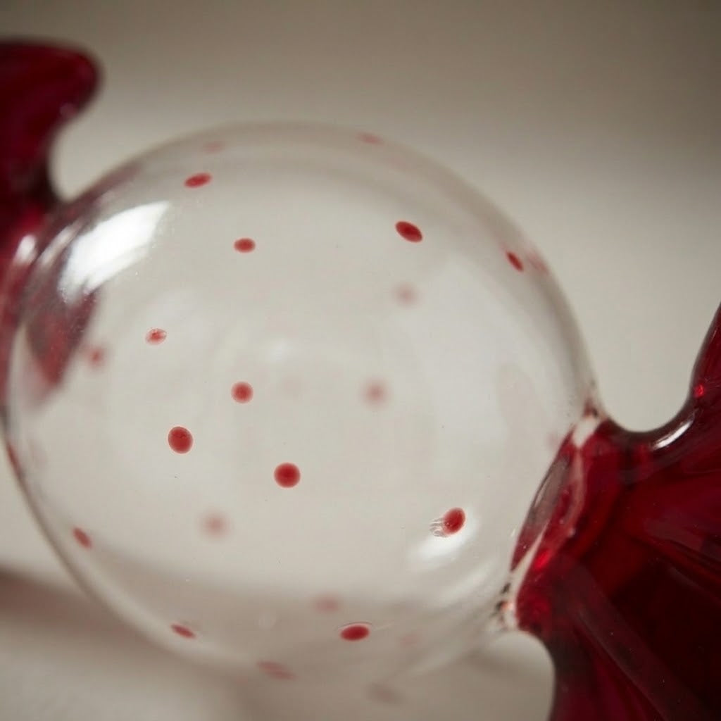 Dettaglio dell'incarto in vetro rosso rubino