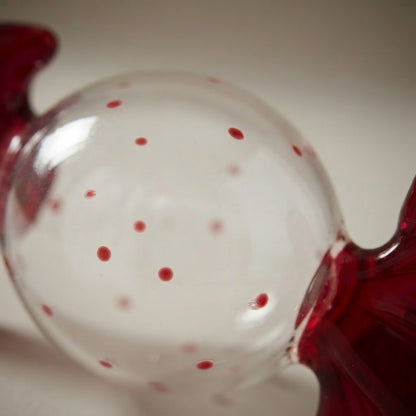 Dettaglio dell'incarto in vetro rosso rubino