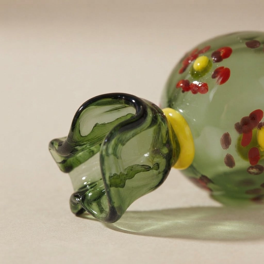Dettaglio dell'incarto verde e dell'anello giallo