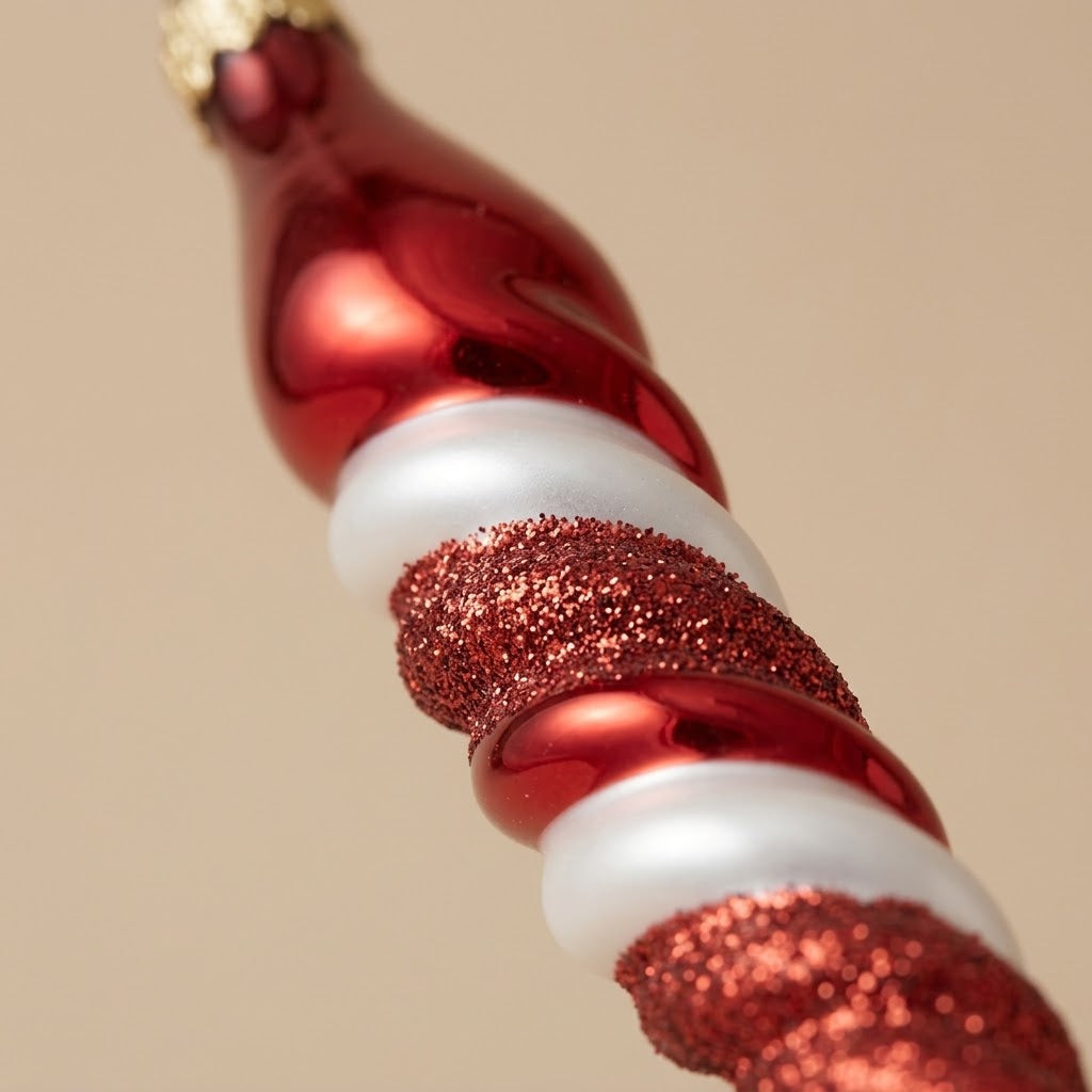 Dettaglio della spirale rossa, bianca e glitterata del ghiacciolo in vetro soffiato