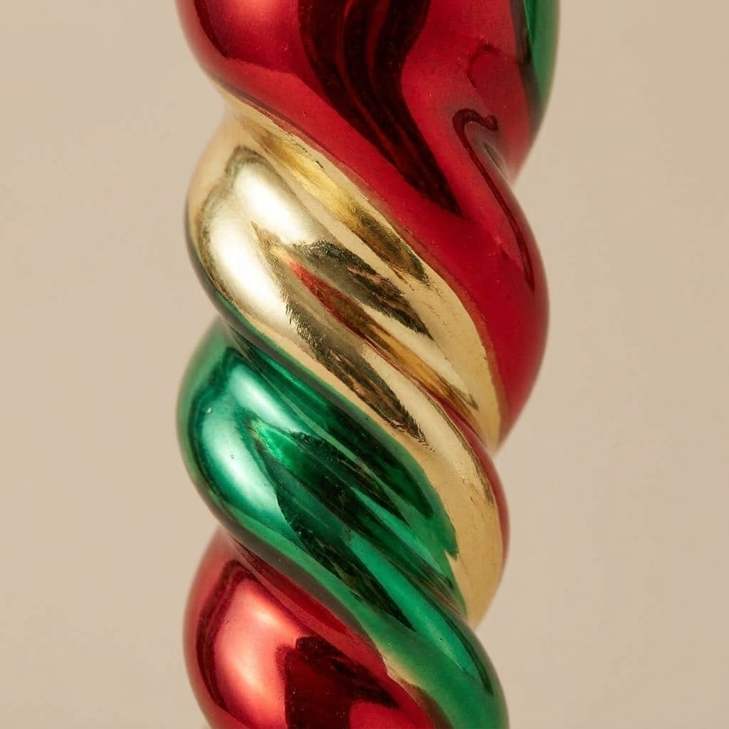 Dettaglio della spirale verde, oro e rossa del ghiacciolo in vetro soffiato