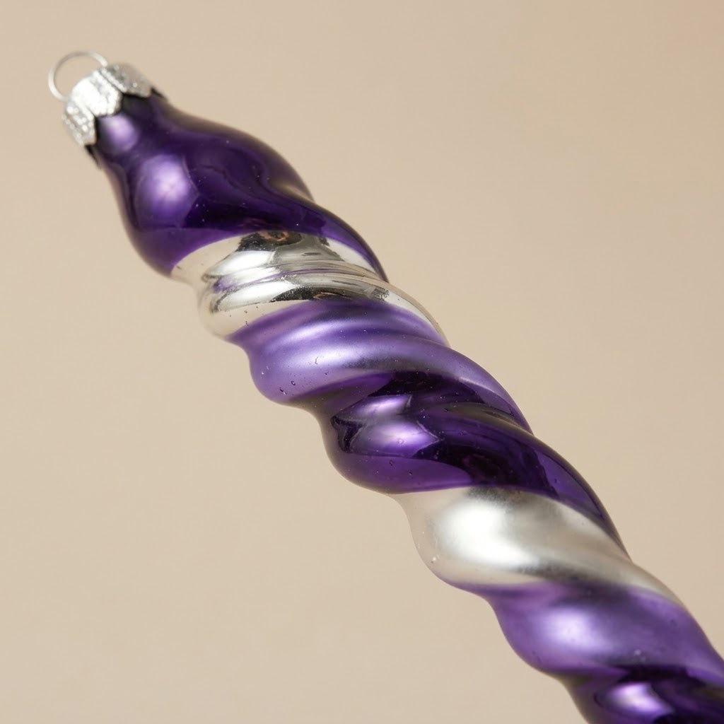 Dettaglio della spirale viola, lilla e argento del ghiacciolo in vetro soffiato
