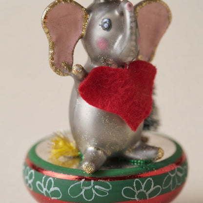 Giostra di Natale con elefantino e cuore – dettaglio del decoro