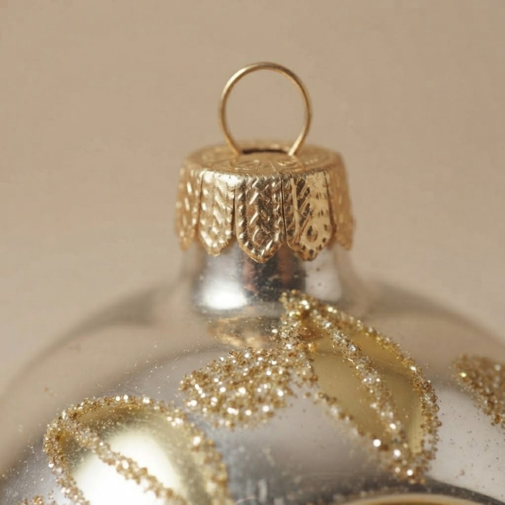 Dettaglio ravvicinato: goccia di Natale argento e oro a riflettore, Unica collection
