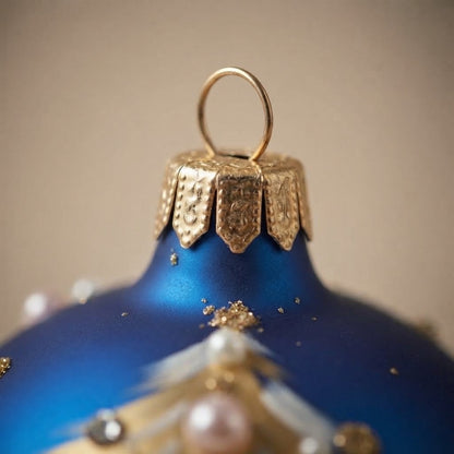 Palla di Natale albero dorato con perle su blu, Ø 10 cm – dettaglio del cappuccio