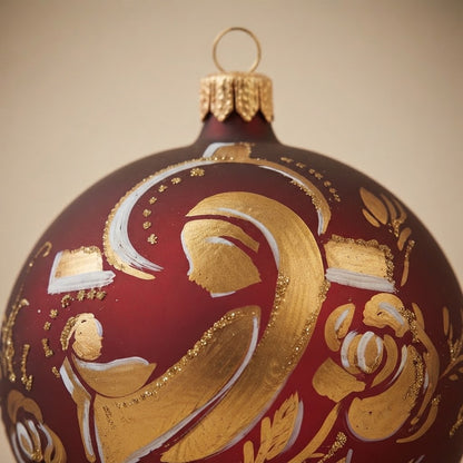 Palla di Natale arabeschi oro su bordeaux, Ø 10 cm – dettaglio del decoro