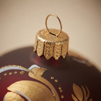 Palla di Natale arabeschi oro su bordeaux, Ø 10 cm – dettaglio del cappuccio