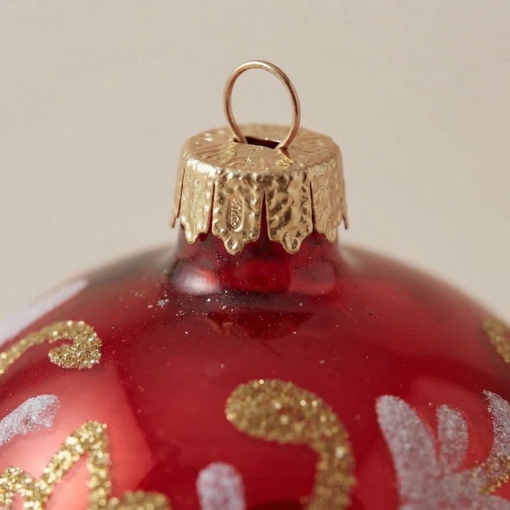 Cappuccio dorato della palla di Natale rossa in vetro soffiato