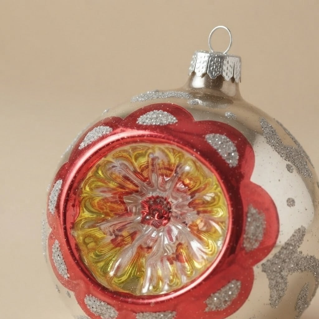 Dettaglio ravvicinato: palla di Natale argento e rossa a riflettore, Ø 10 cm · Unica collection
