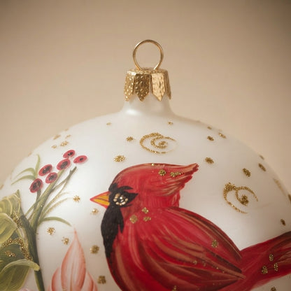 Palla di Natale cardinale e fiori su bianco, Ø 10 cm – dettaglio del decoro