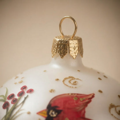 Palla di Natale cardinale e fiori su bianco, Ø 10 cm – dettaglio del cappuccio