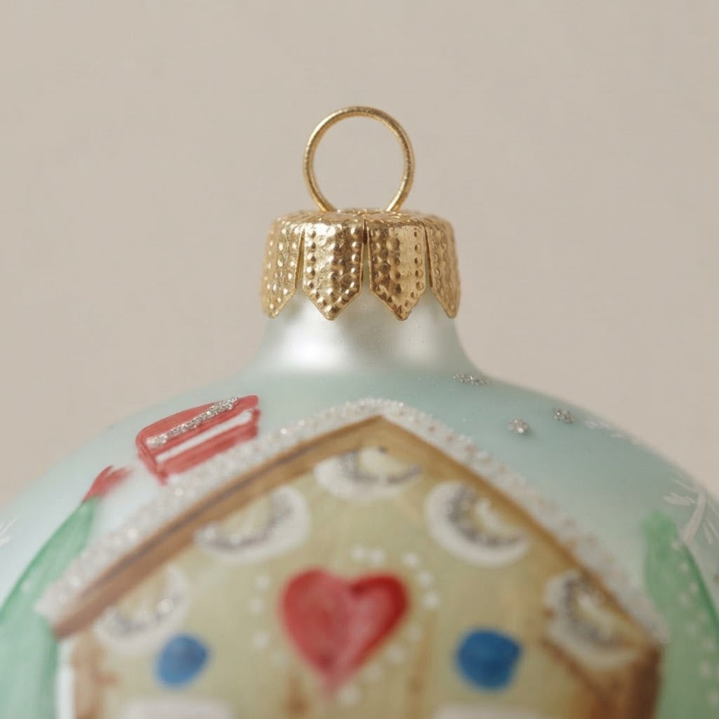 Palla di Natale casetta di pan di zenzero su verde acqua, Ø 10 cm – dettaglio del decoro