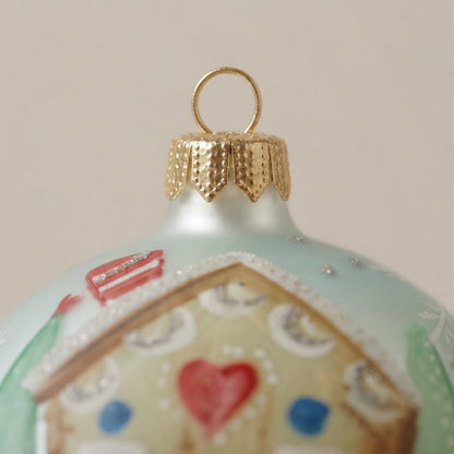 Palla di Natale casetta di pan di zenzero su verde acqua, Ø 10 cm – dettaglio del decoro