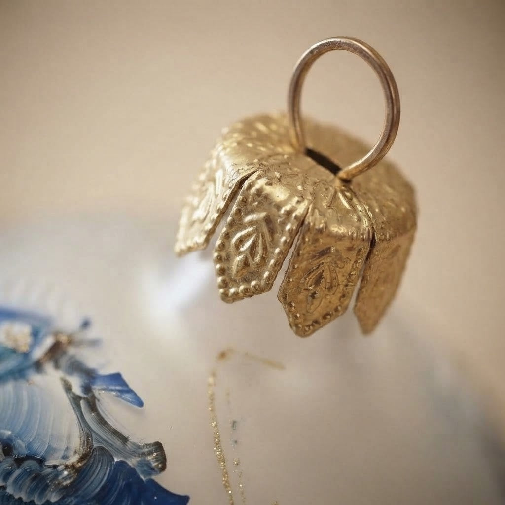 Christmas ornament with seahorse, 4 in (10 cm) – cap detail