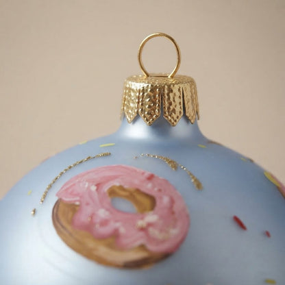 Palla di Natale ciambelle su azzurro, Ø 10 cm – dettaglio del decoro