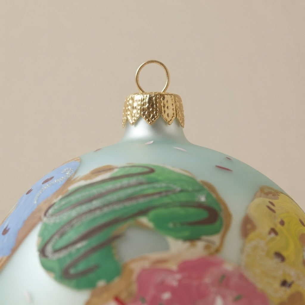 Palla di Natale ciambelle su verde acqua, Ø 10 cm – dettaglio del decoro
